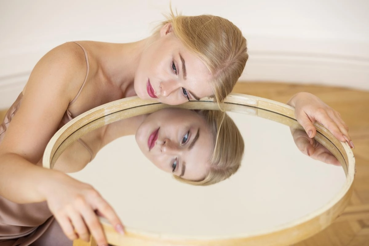 Как по отражению в зеркале понять, что стресс губит красоту