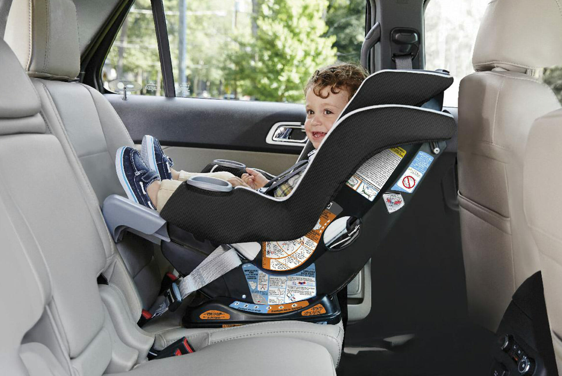 Можно ли сидеть на переднем сиденье. Ребенок в автокресле. Автолюлька на заднем сидении. Детское автокресло в машине. Крепление детского кресла.