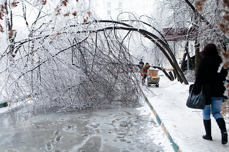 До земли намокли снега. Ледяной дождь в Москве 2010. Ледяной дождь в России 2010 год. Ледяной дождь декабрь 2010 Москва. Ледяной дождь в Подмосковье в 2010.